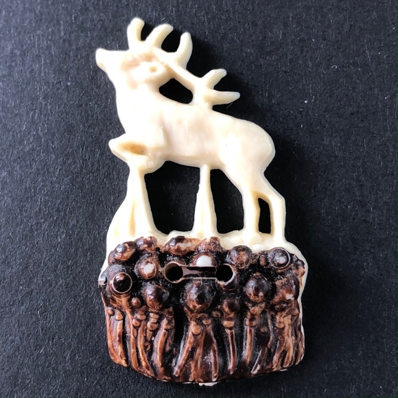 vintage deer with antlers stag plastic sewing button left facing cream brown - Picture 3 of 9